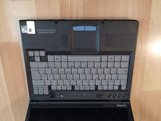 Ordenador portátil marca Compaq, modelo armada