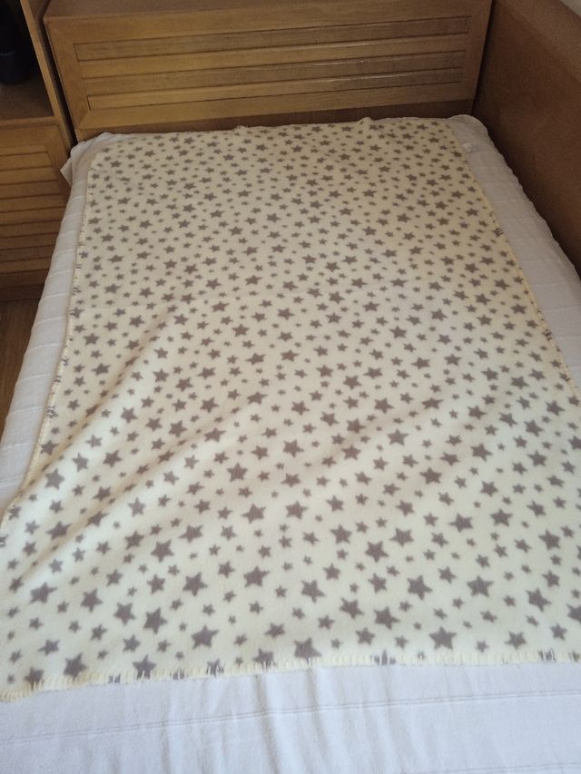 Mantita bebé estrellas beige. 1,20 x 80