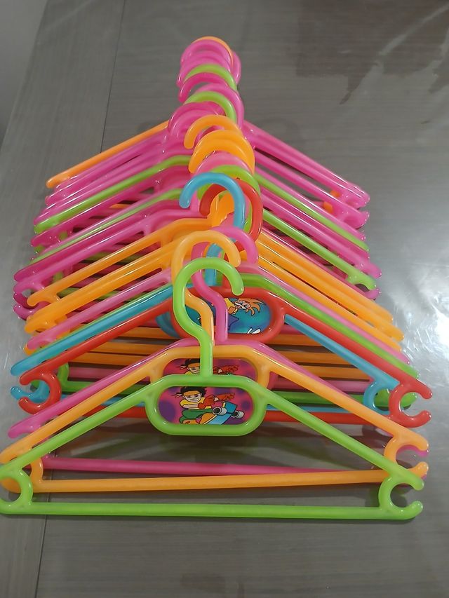 Lote 22 perchas infantiles