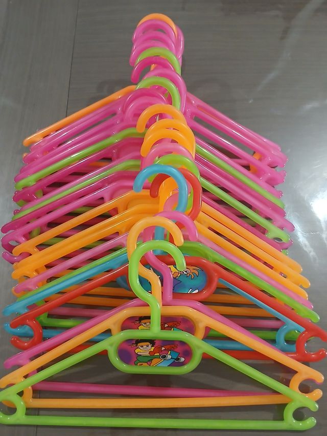 Lote 22 perchas infantiles