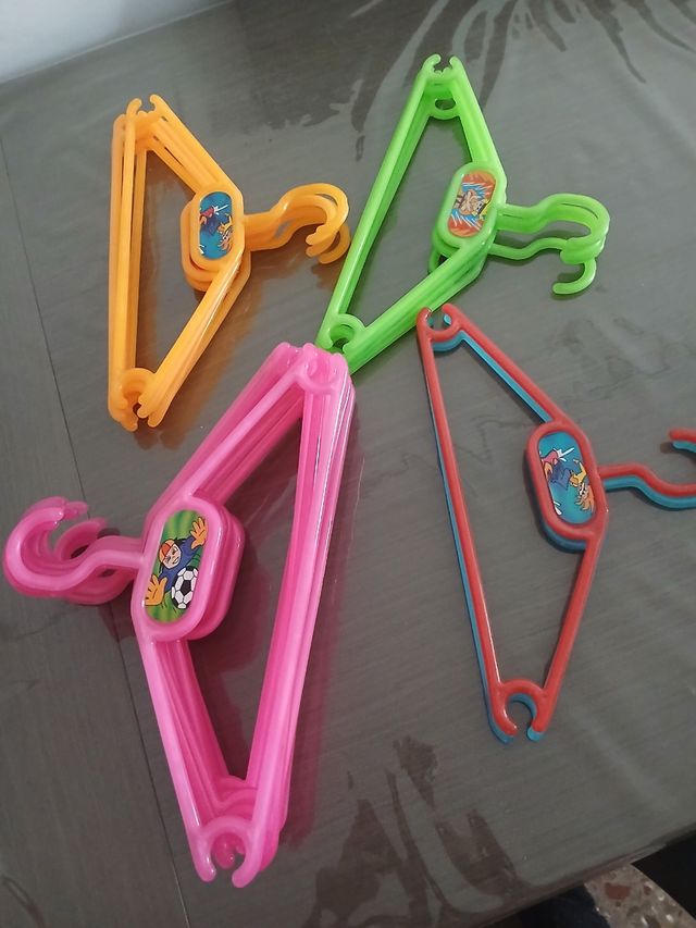 Lote 22 perchas infantiles