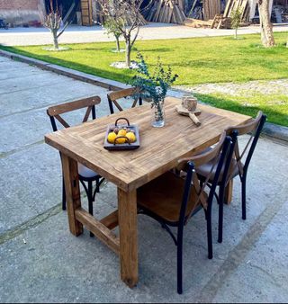 Mesa rústica madera maciza.