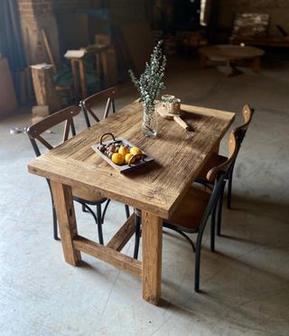 Mesa rústica madera maciza.