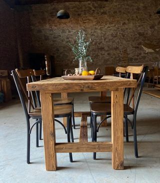 Mesa rústica madera maciza.