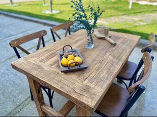 Mesa rústica madera maciza.