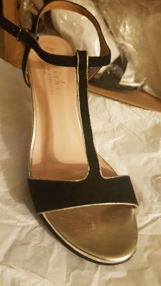 Sandalias Primichi negras y doradas