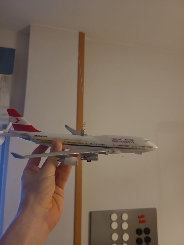 Avión cuarto infantil con movimiento.