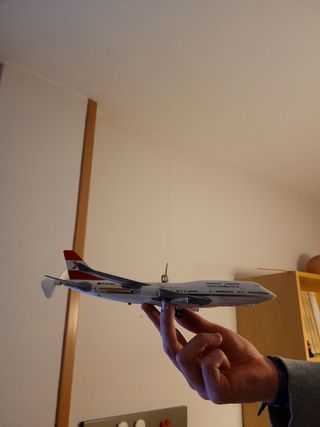 Avión cuarto infantil con movimiento.