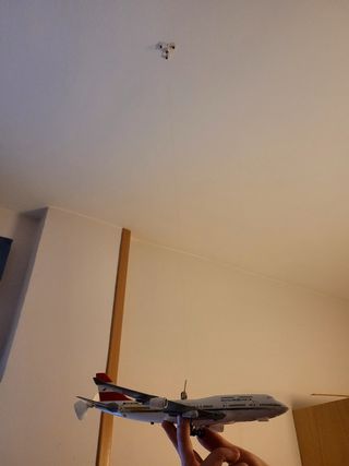 Avión cuarto infantil con movimiento.