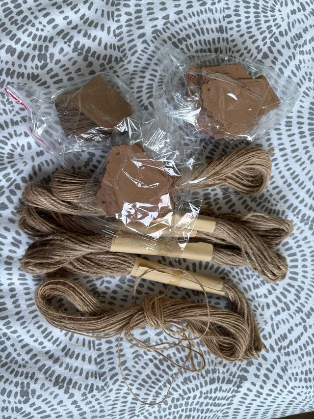 Etiquetas y cuerda de yute