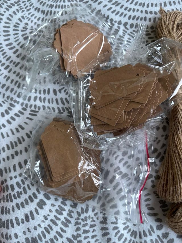 Etiquetas y cuerda de yute