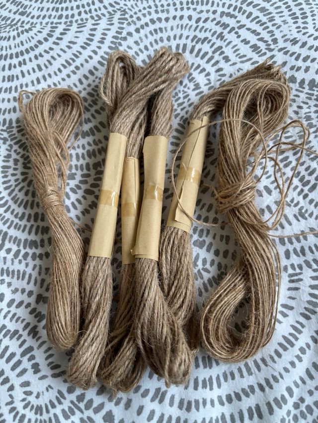 Etiquetas y cuerda de yute