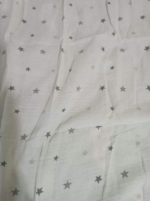 Muselina estrellas grises bebé