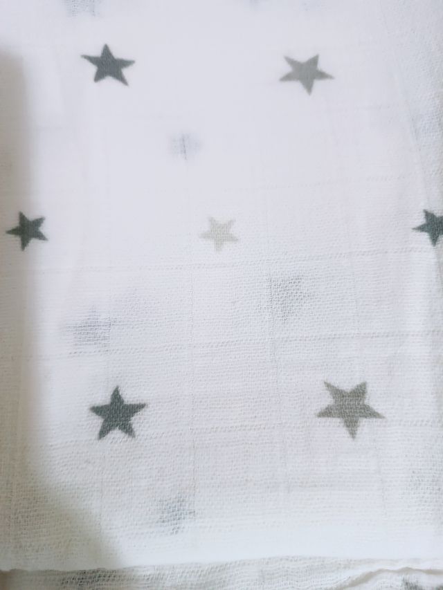 Muselina estrellas grises bebé