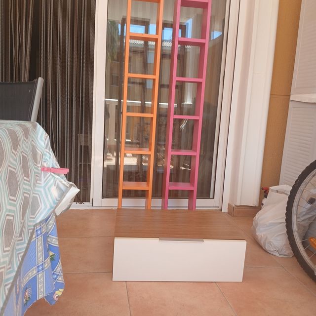 Estanterías de madera - naranja y rosa