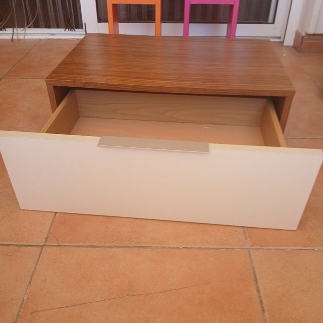 Estanterías de madera - naranja y rosa