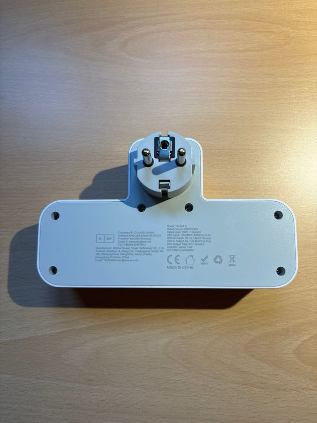 Ladrón de tres enchufes con puertos USB