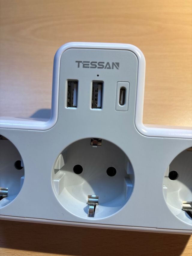 Ladrón de tres enchufes con puertos USB