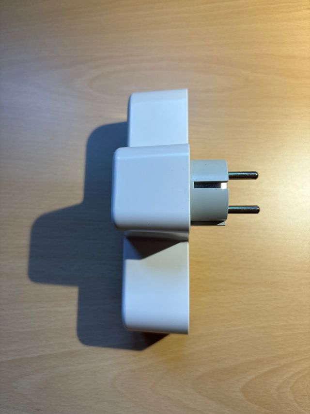 Ladrón de tres enchufes con puertos USB