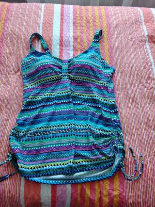 Bañador L multicolor sin usar, no tiene braguita