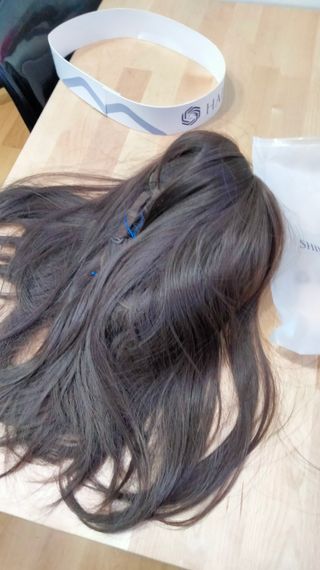 Peluca, no sé si es de pelo natural, es muy suave.