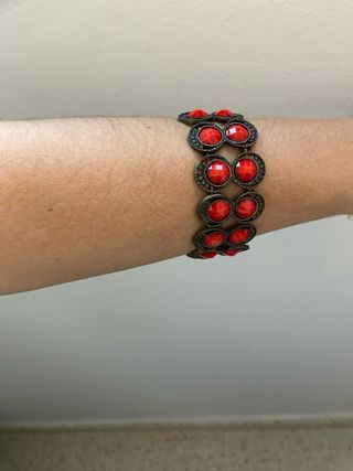 Conjunto de pendientes y pulsera oro viejo y rojo