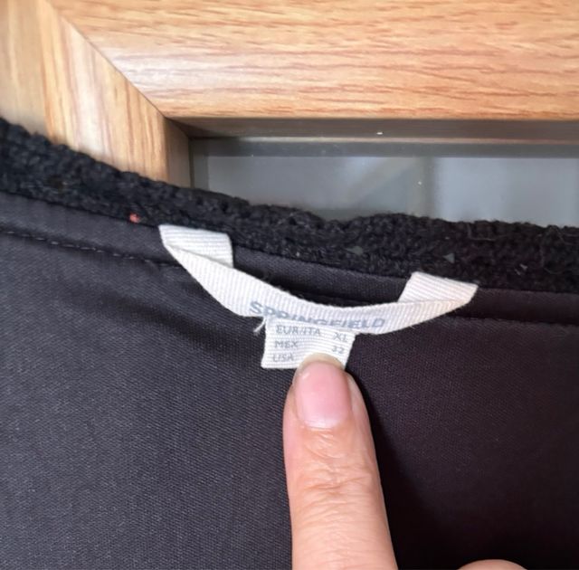 T-XL. Vestido Springfield negro estampado