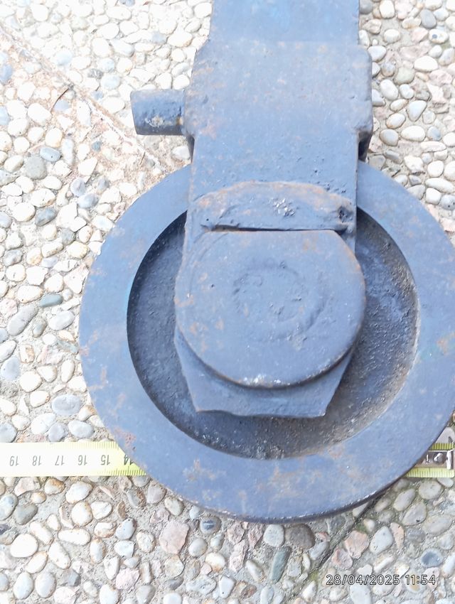 Carrucola antica in metallo