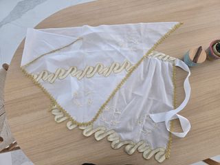 Manteleta y delantal blancos con dorado