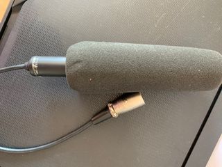 Microfono shotgun con antivento