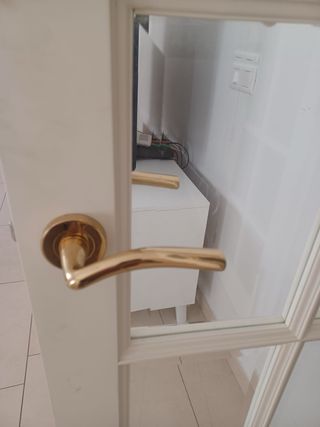 Puerta arqueada cristalera blanca