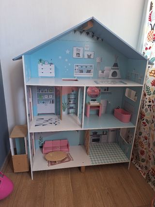 Casa de muñecas de madera