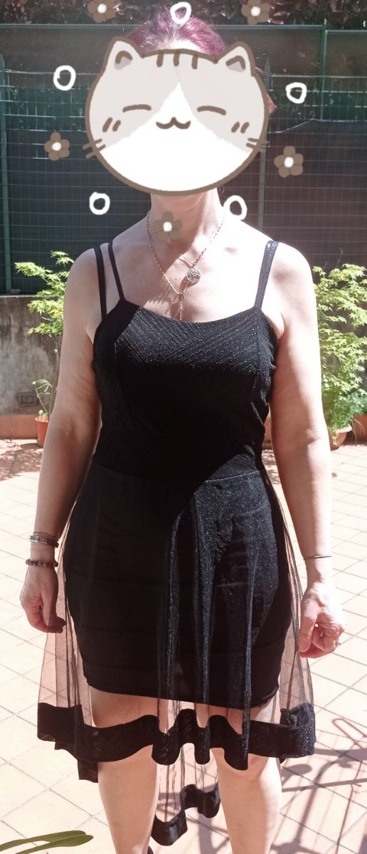 Vestito nero corto con sottogonna e coda