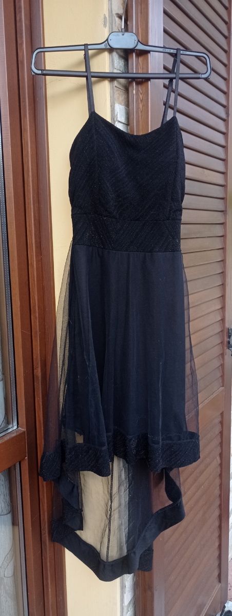 Vestito nero corto con sottogonna e coda