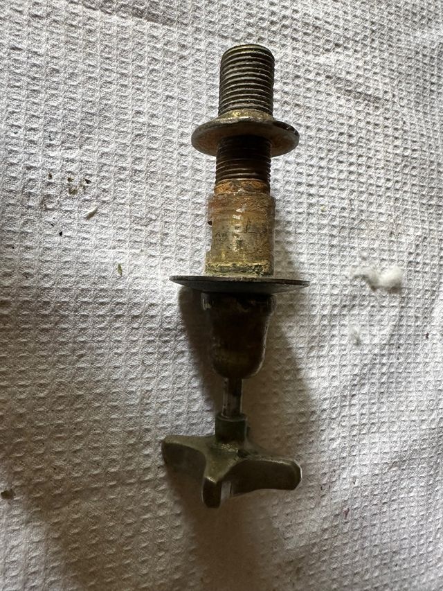 applique in ottone antico e rubinetto