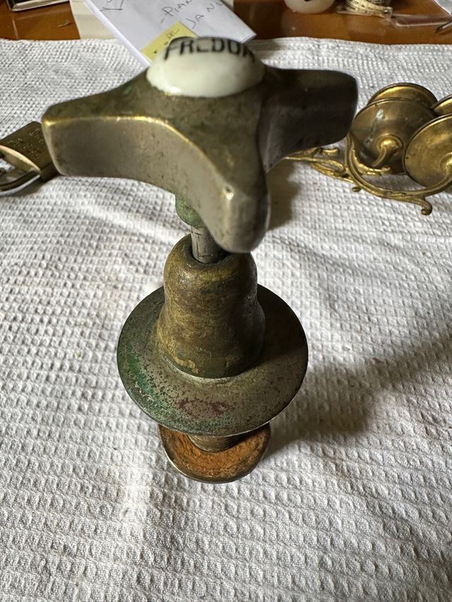 applique in ottone antico e rubinetto