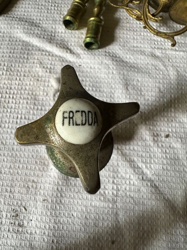 applique in ottone antico e rubinetto