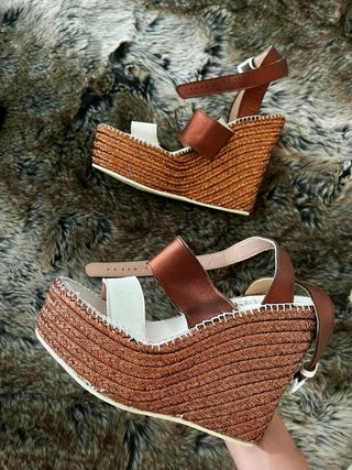 Sandalias cuña marrón-blanco con brillos