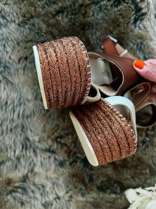 Sandalias cuña marrón-blanco con brillos