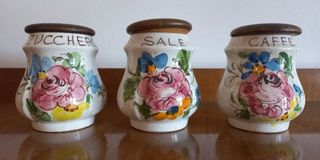 Tre vasi in ceramica con tappo