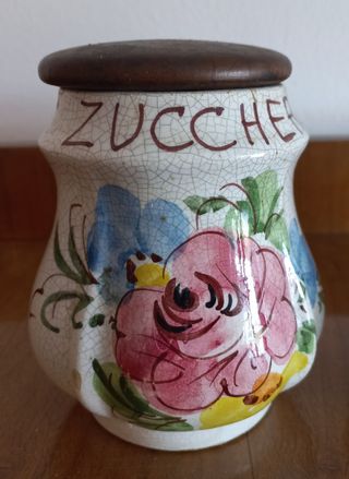 Tre vasi in ceramica con tappo