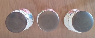 Tre vasi in ceramica con tappo