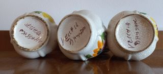 Tre vasi in ceramica con tappo
