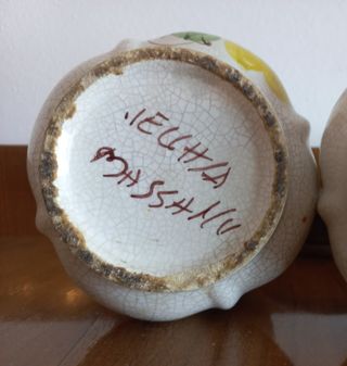 Tre vasi in ceramica con tappo