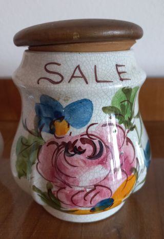 Tre vasi in ceramica con tappo