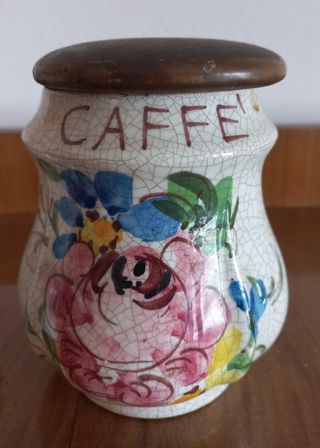 Tre vasi in ceramica con tappo