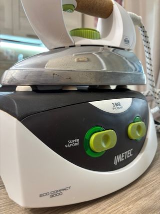 Ferro da stiro a vapore modello IMETEC Eco Compact