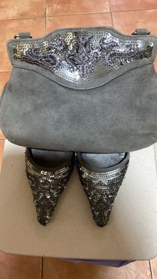zapatos de vestir plateado con bolso a juego