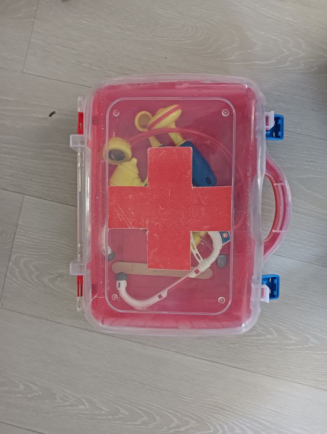 Maletín médico de juguete