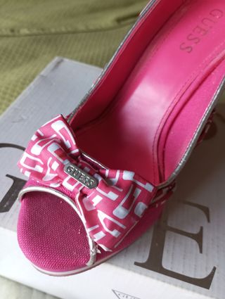 Zapatos Guess fucsia tacón cuña